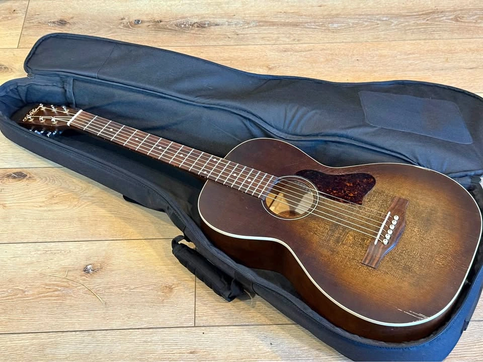 Art & Lutherie Roadhouse Bourbon Burst Acoustic Guitar