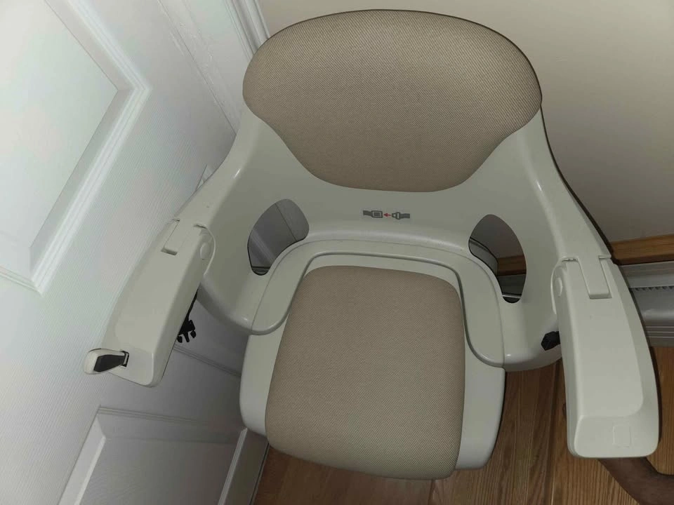 ThyssenKrupp Levant Stair Lift - Like New, Installed 2021 - photo 2