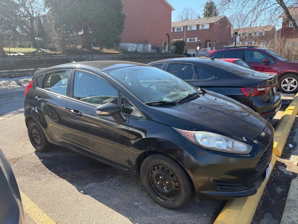 2015 Ford Fiesta SE Hatchback - photo 2