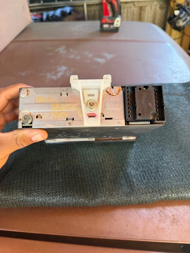 1993 Ford Pickup Cassette Radio - photo 3