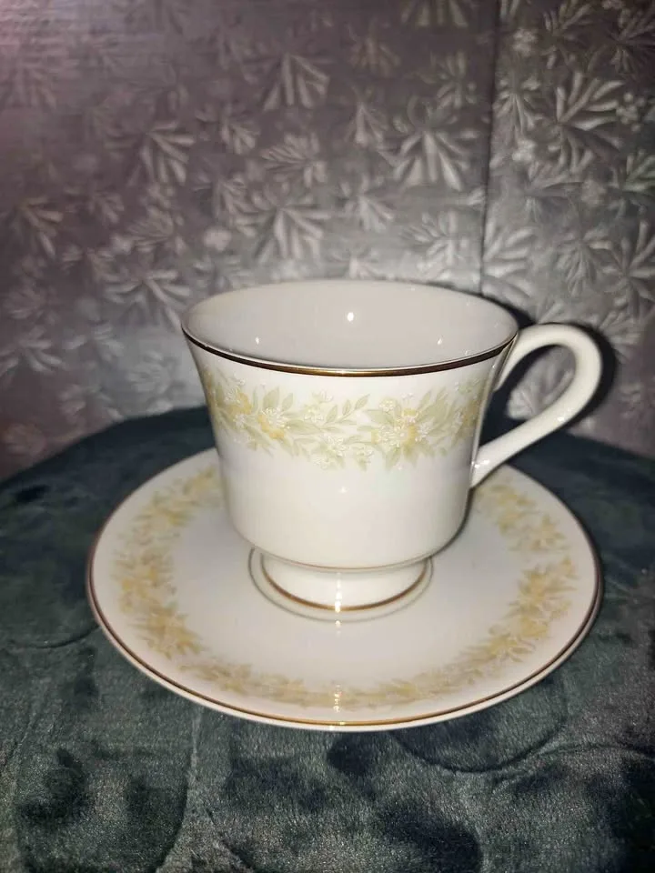 Tea cups and saucer thumbnail