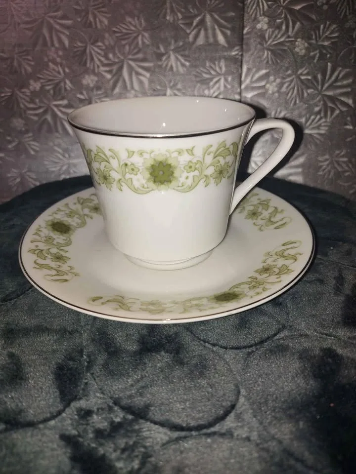 Tea cups and saucer image indicator(3)