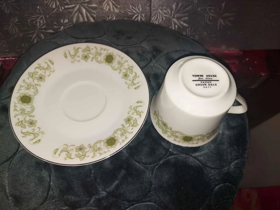 Tea cups and saucer image indicator(4)