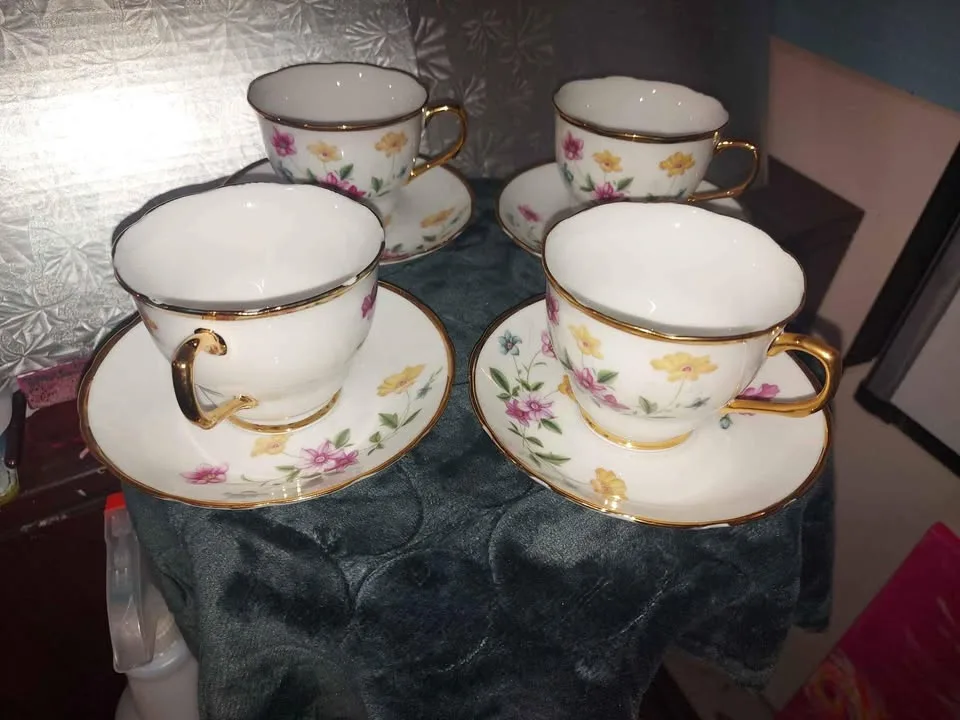 Tea cups and saucer image indicator(5)