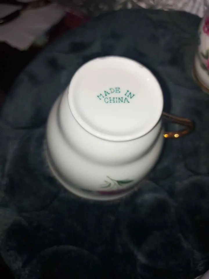 Tea cups and saucer image indicator(6)