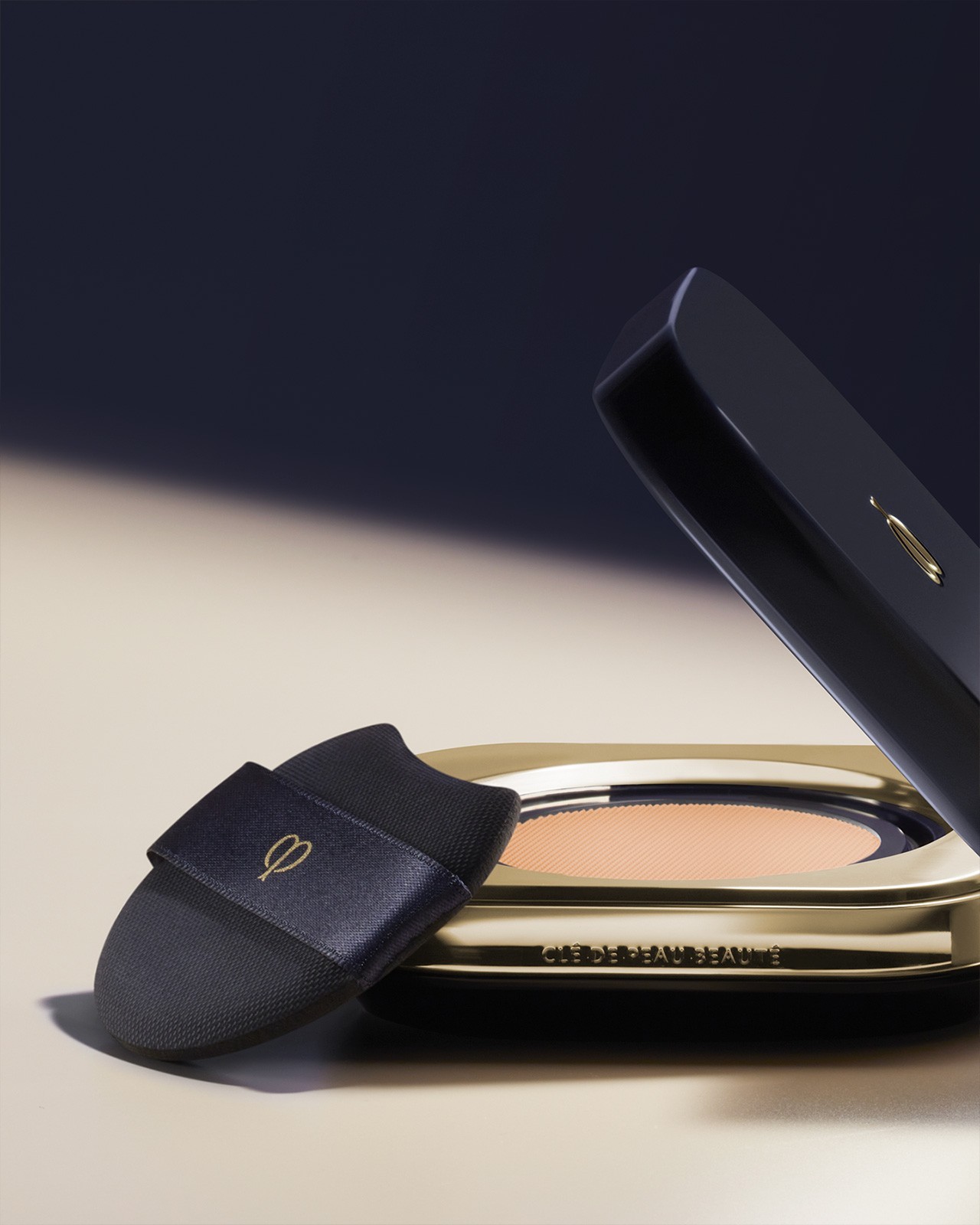 Clé de Peau Beauté Radiant Cushion Foundation Natural WB00 Very - photo 5
