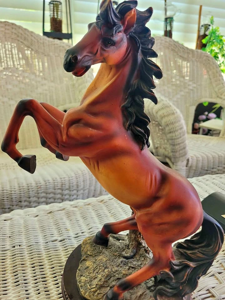 Majestic Large Italian Horse 🐎