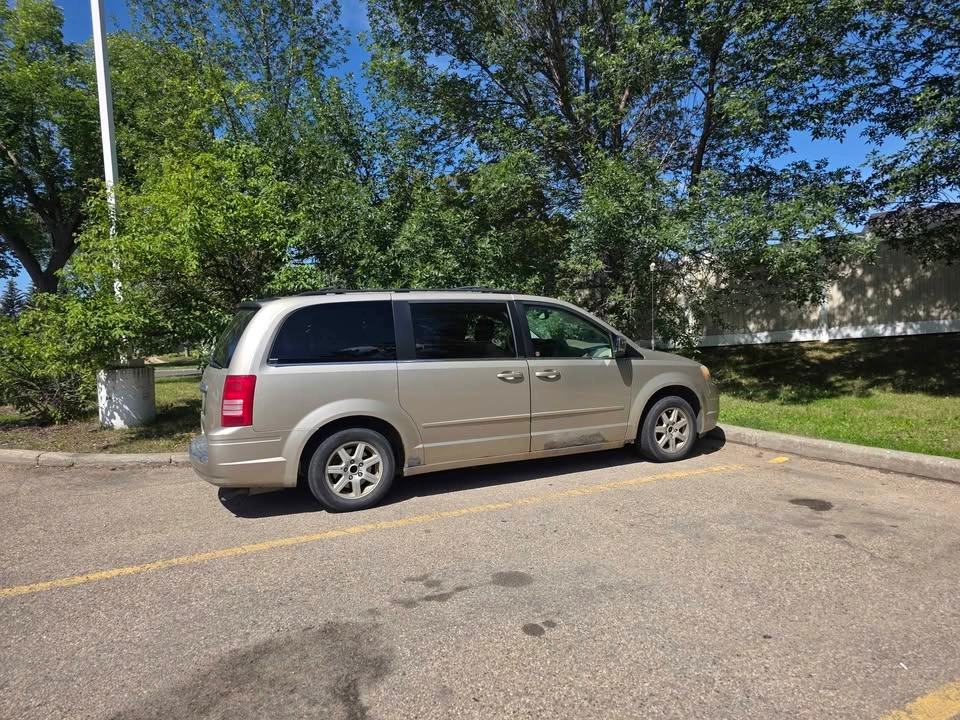 2008 Chrysler Town & Country - photo 2
