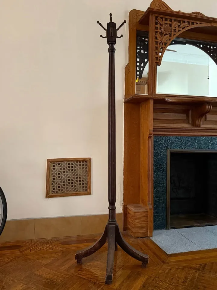 Vintage wooden coat rack image indicator(4)