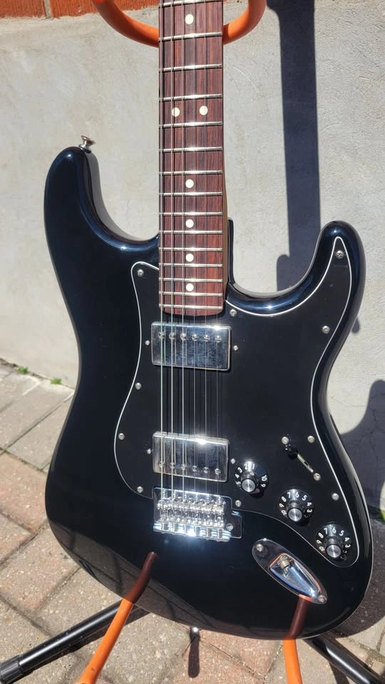 $1000 Fender Blacktop HH Stratocaster Electric Guitar - Made in - photo 3