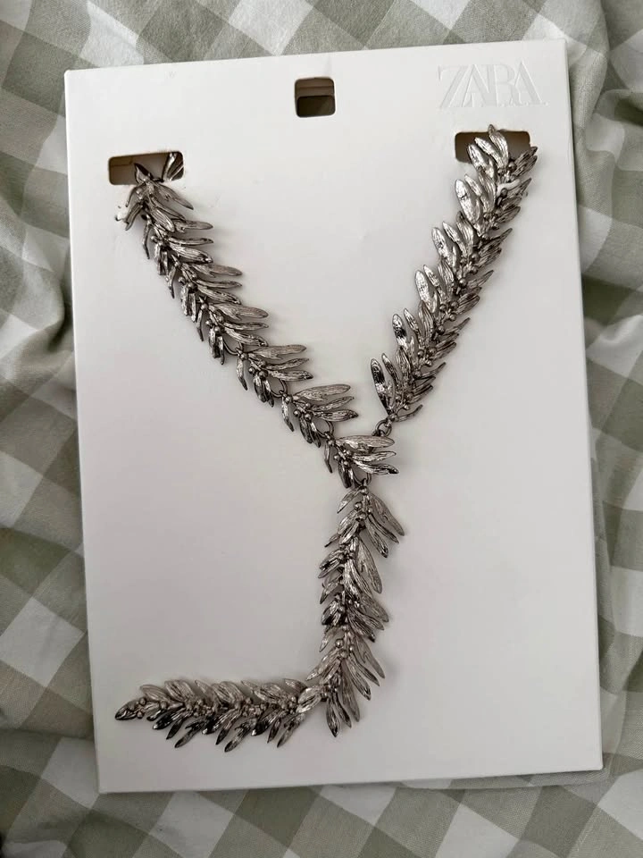 ZARA new leaf metal necklace