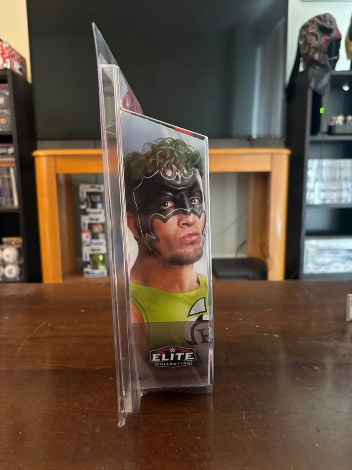 WWE Elite Series 75 The Hurricane (Chase) - photo 3