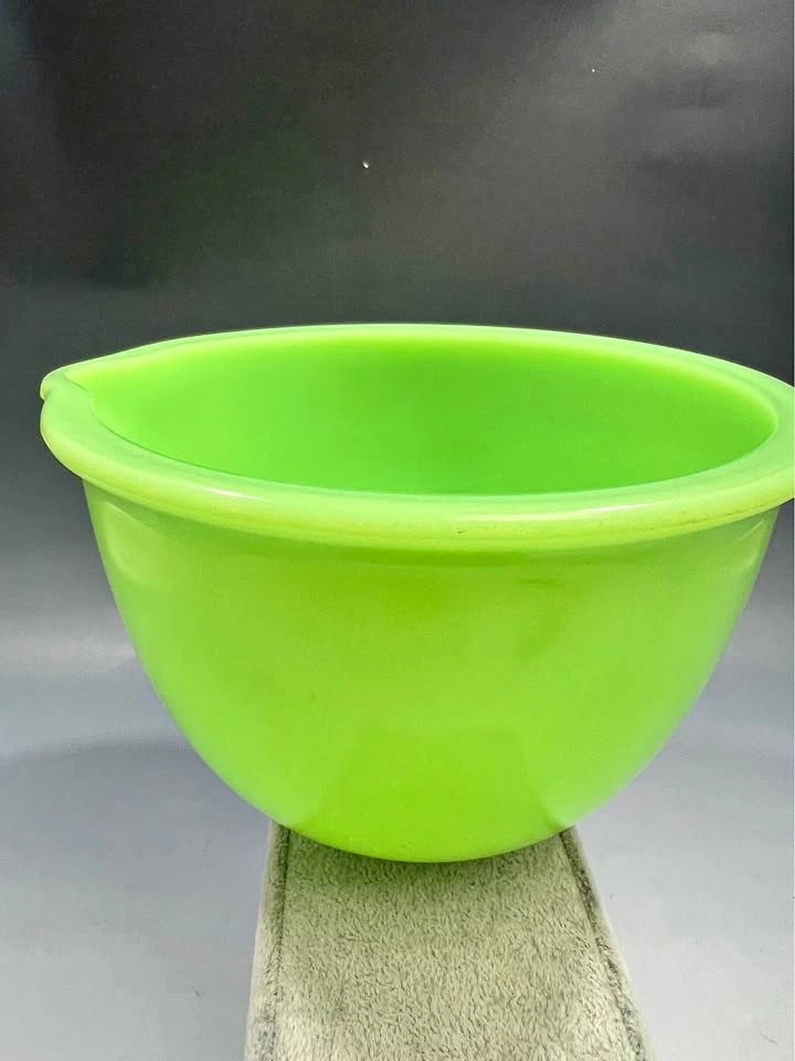 Vintage Uranium Jadite green mixing bowl