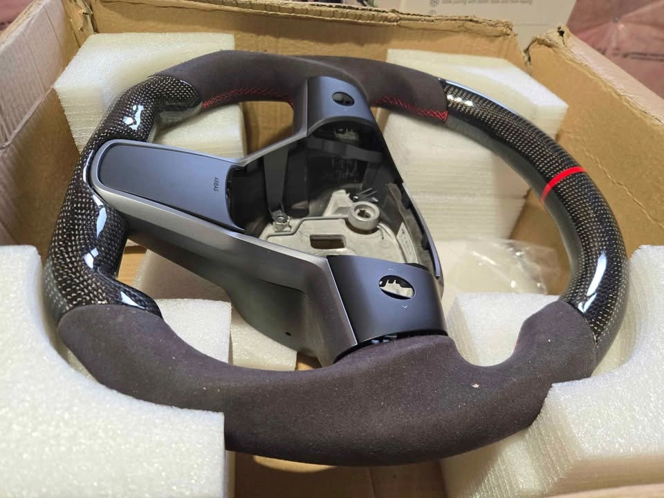 Tesla Carbon Fiber Steering Wheel - photo 3