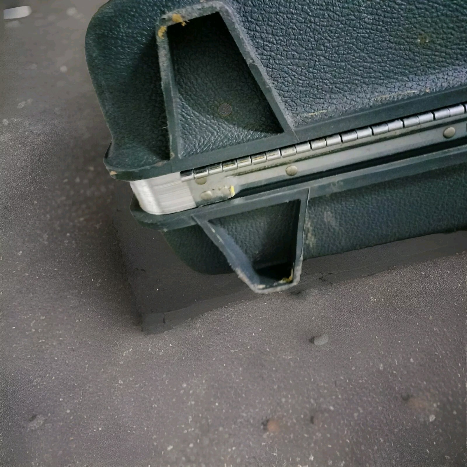 Vintage Samsonite Hard Shell Briefcase Gray 17”x12”x5” No Keys/ - photo 5