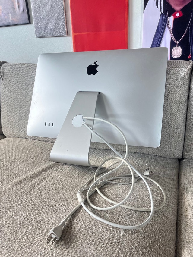 Apple Cinema Display A1267 24 Inch Monitor