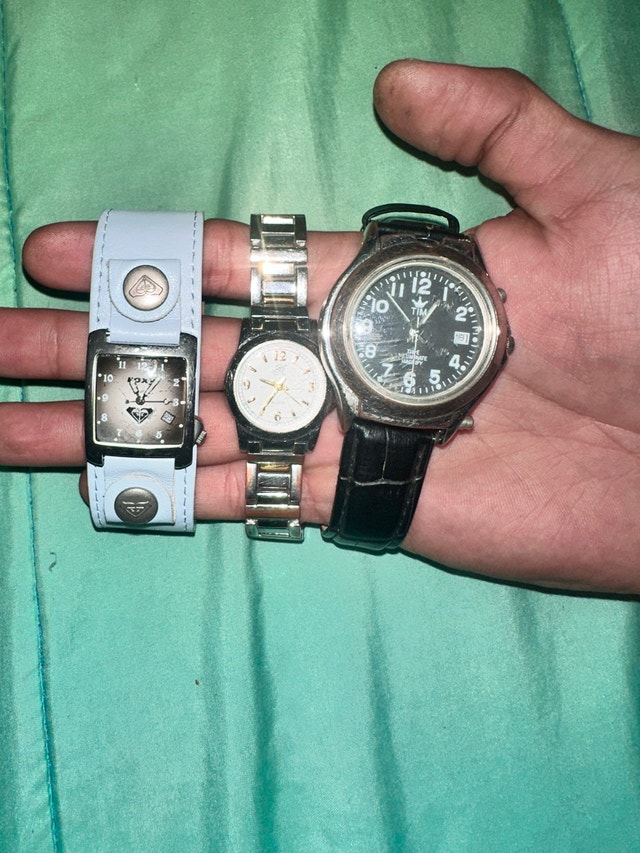 three watches not fixed getting rid of all for 15$ - photo 2