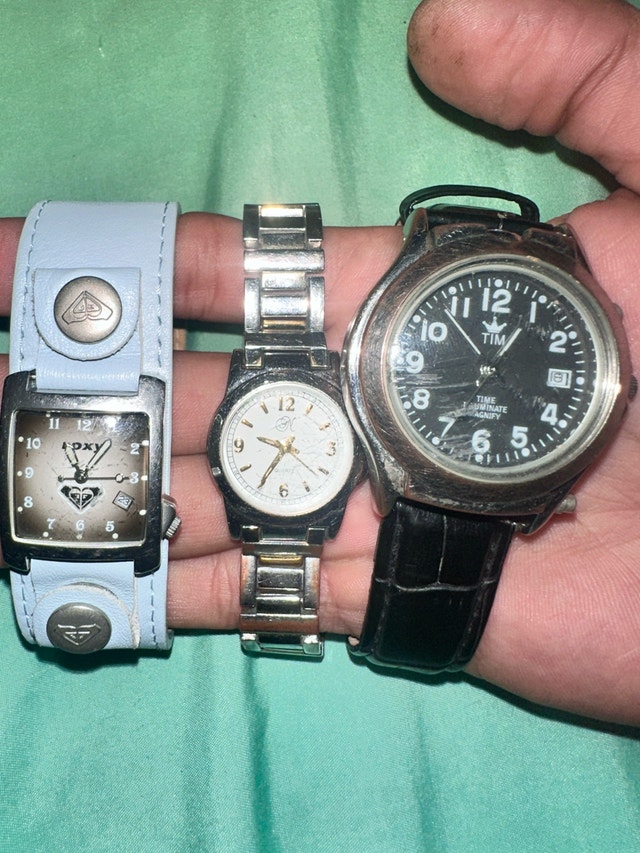 three watches not fixed getting rid of all for 15$ - photo 3