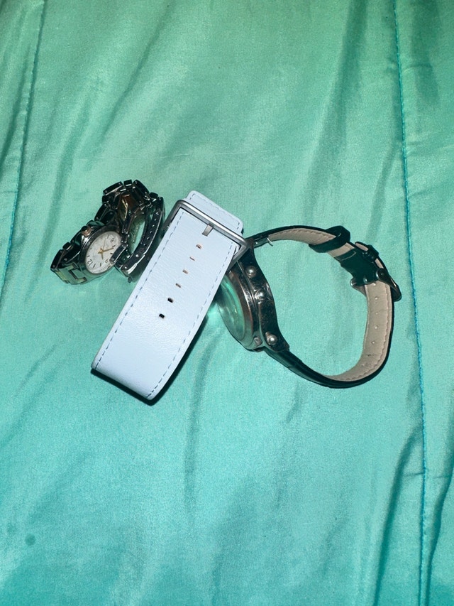 three watches not fixed getting rid of all for 15$ - photo 4