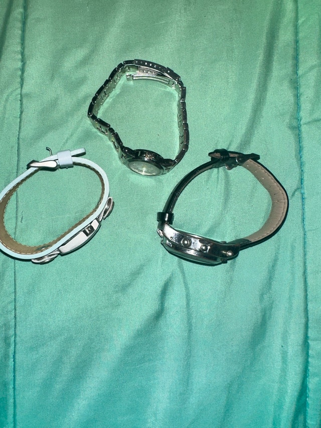 three watches not fixed getting rid of all for 15$ - photo 5