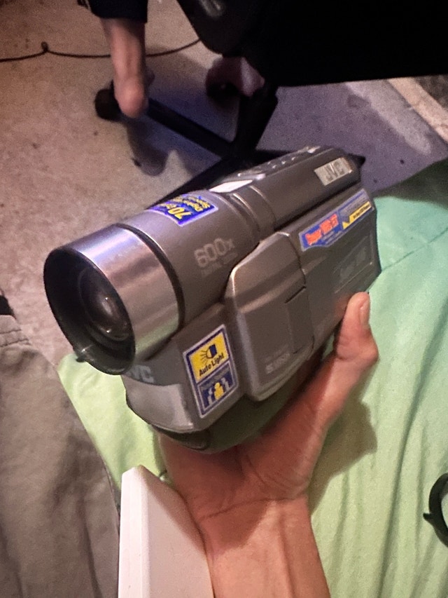 Super VHS C camcorder need to be charged & hope it’s all good - photo 2