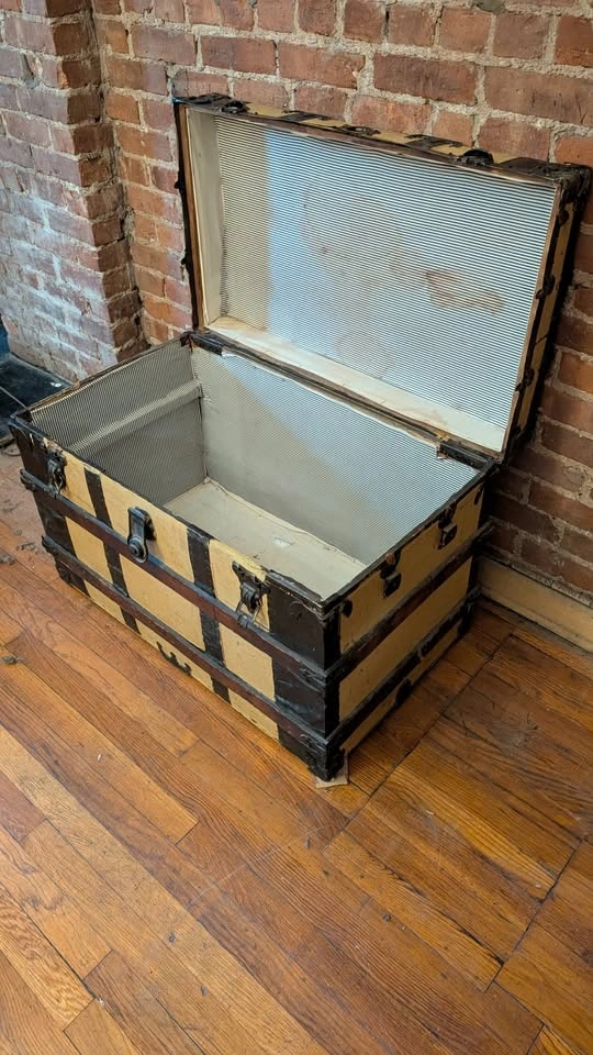 Antique flat-top steamer trunk - photo 4