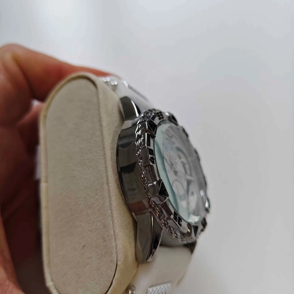 Bold Sports Luxury Style Watch – Stunning White & Silver! - photo 3