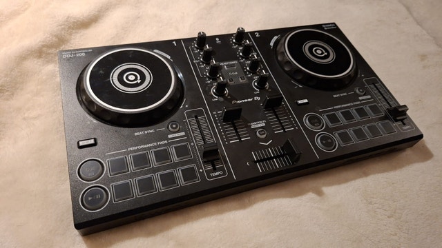 DJ Mixer - Pioneer DJ DDJ-200