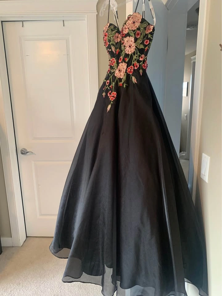 Gorgeous black floral embroidered grad dress - photo 4