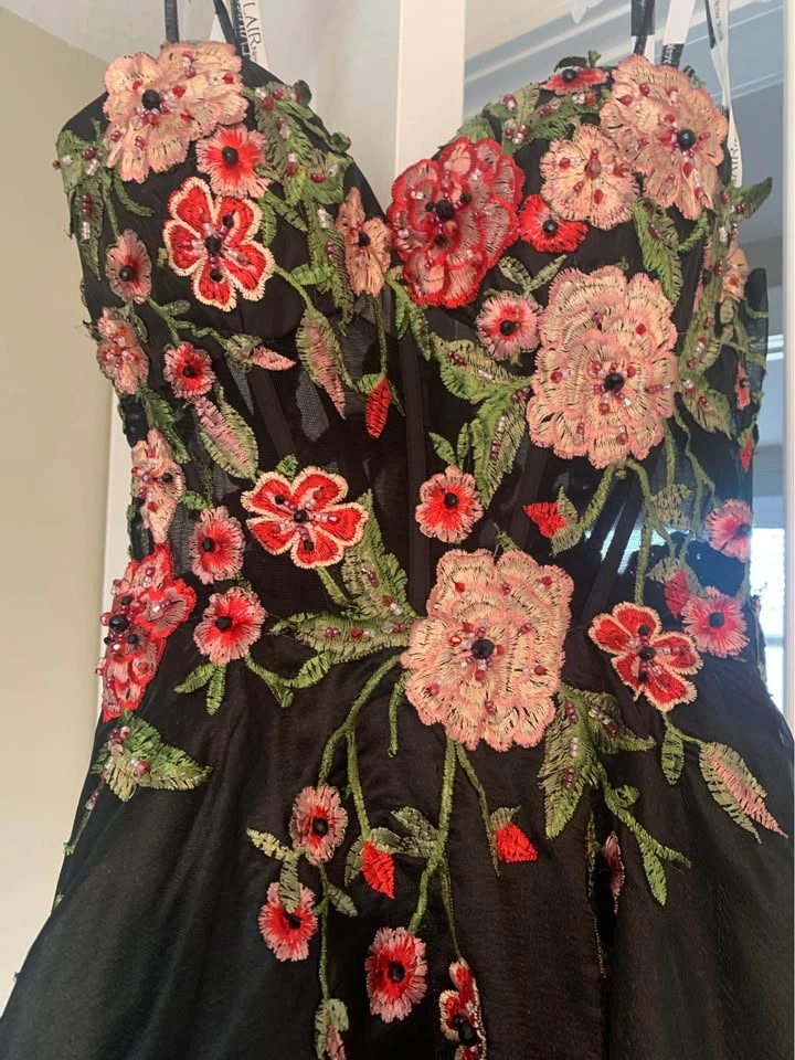 Gorgeous black floral embroidered grad dress - photo 5