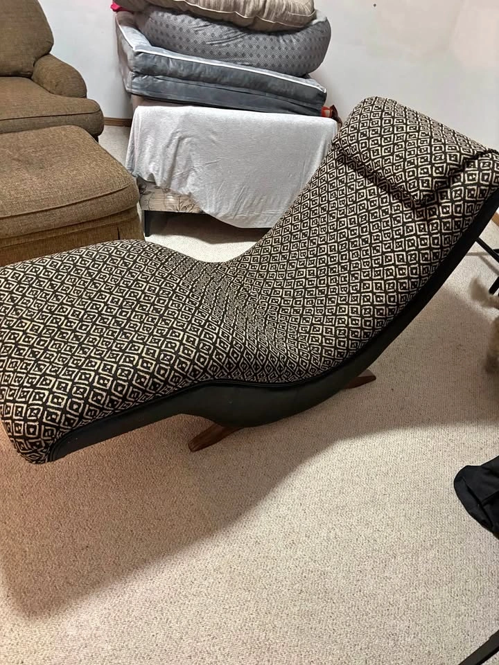 Lounge Chair – Comfortable & Spacious