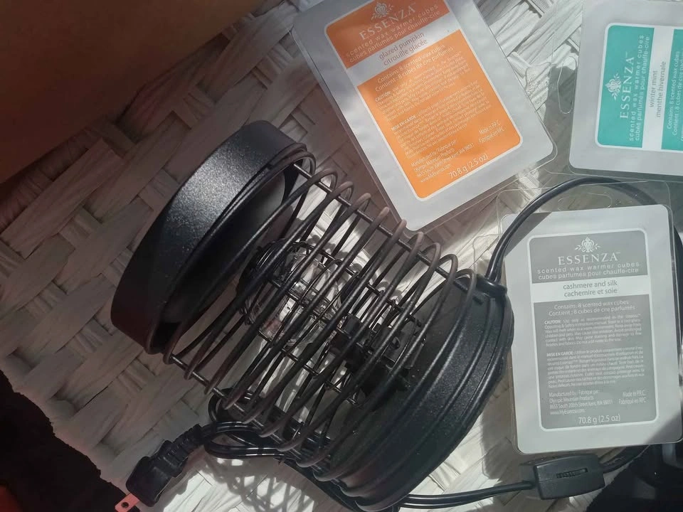 Essenza Electric Wax Warmer and 3 Scented Wax Cubes - photo 3