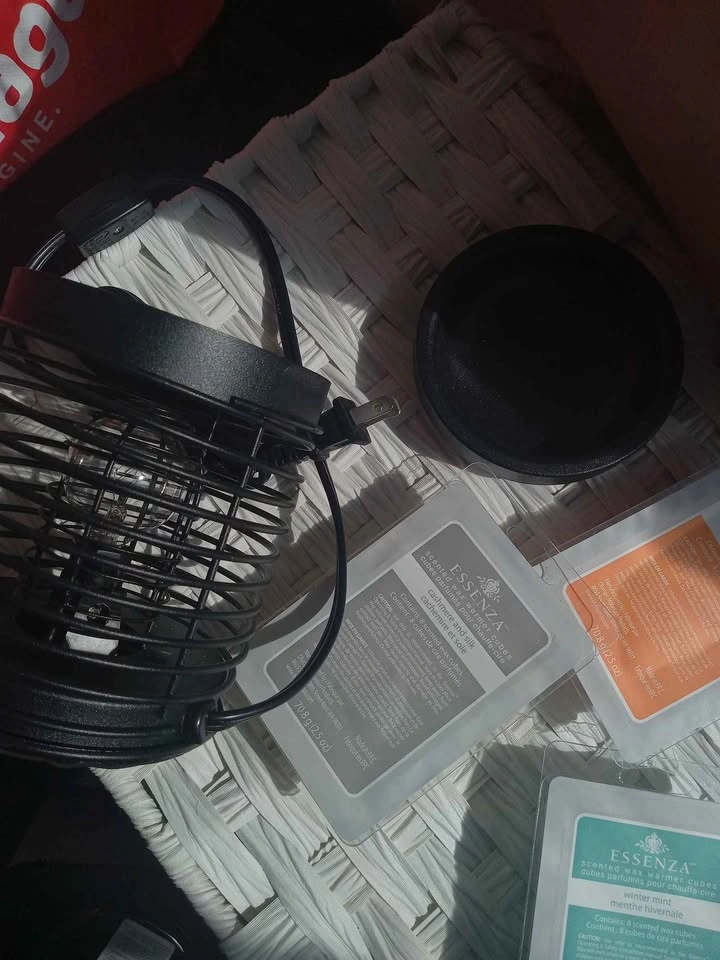 Essenza Electric Wax Warmer and 3 Scented Wax Cubes - photo 5
