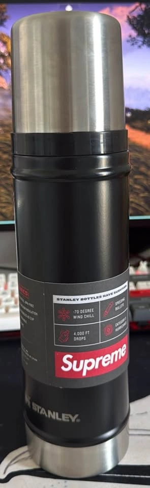 Supreme Stanley 20 oz Vacuum Insulated Bottle Black&Red - photo 2