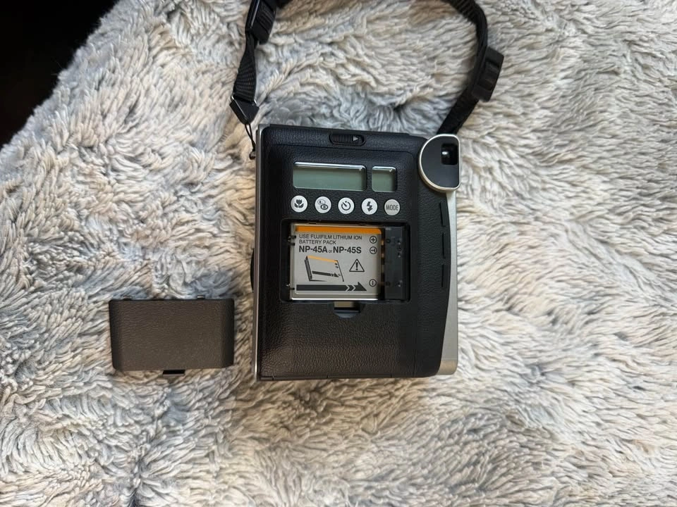Fujifilm Instax Mini 90 Neo Classic Instant Camera - photo 3