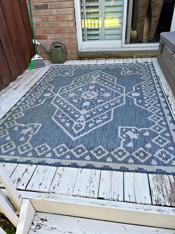 Blue and white 5 by 7 feet outdoor rug