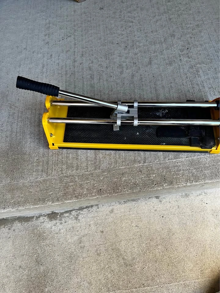 Manual tile cutter