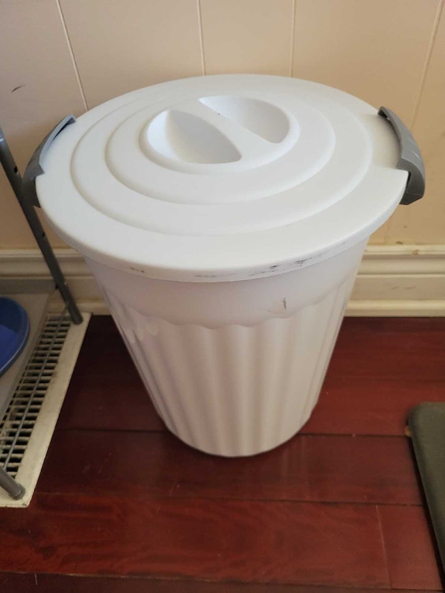 White Plastic Trash Can with Lid