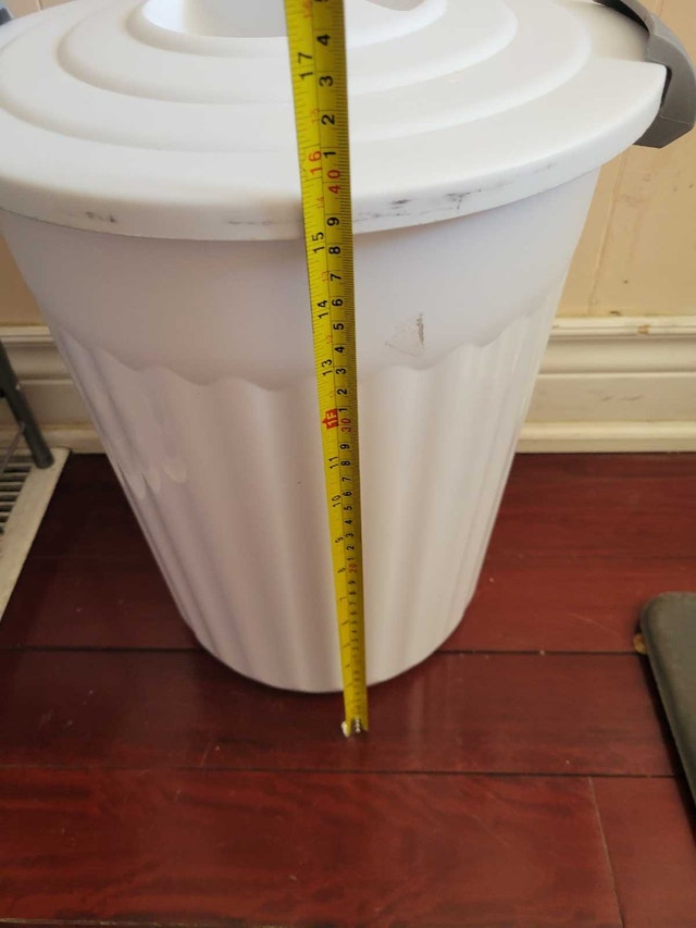 White Plastic Trash Can with Lid - photo 2