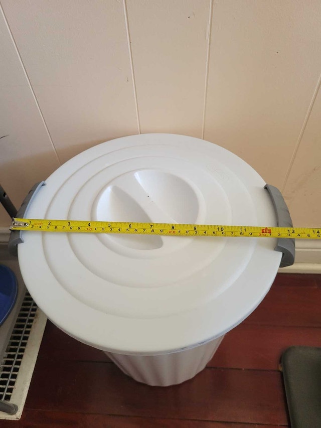 White Plastic Trash Can with Lid - photo 3