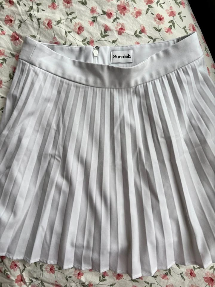 Aritzia Sundeh Skirt