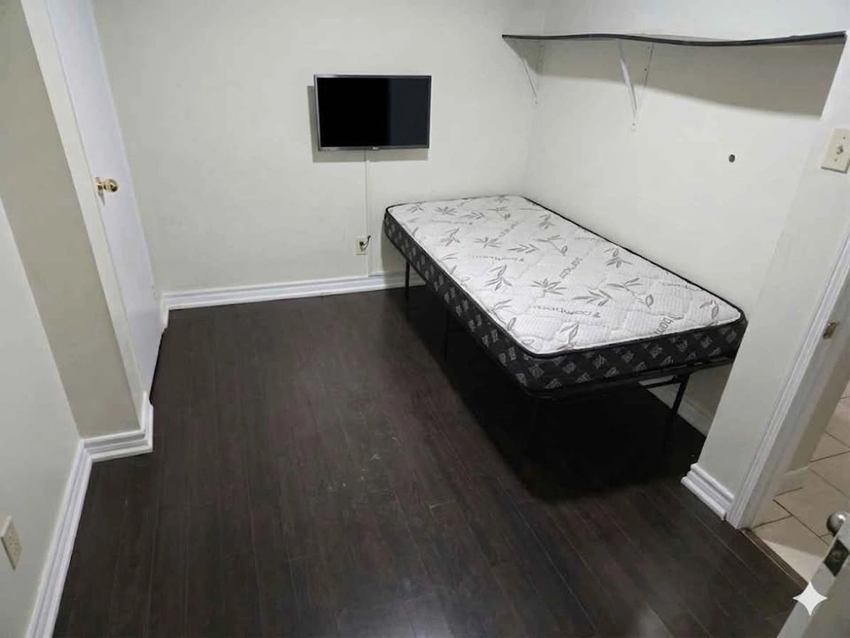 2 furnished rooms + 1 private bath - Basement - photo 4