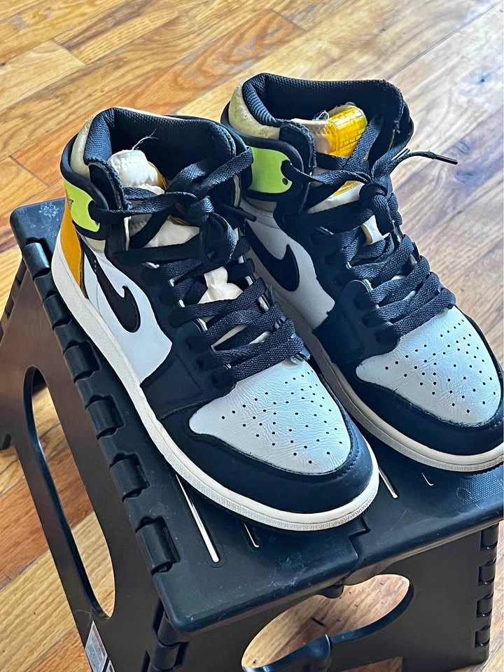 Jordan Air Jordan 1 Mid GS. SIZE 5Y