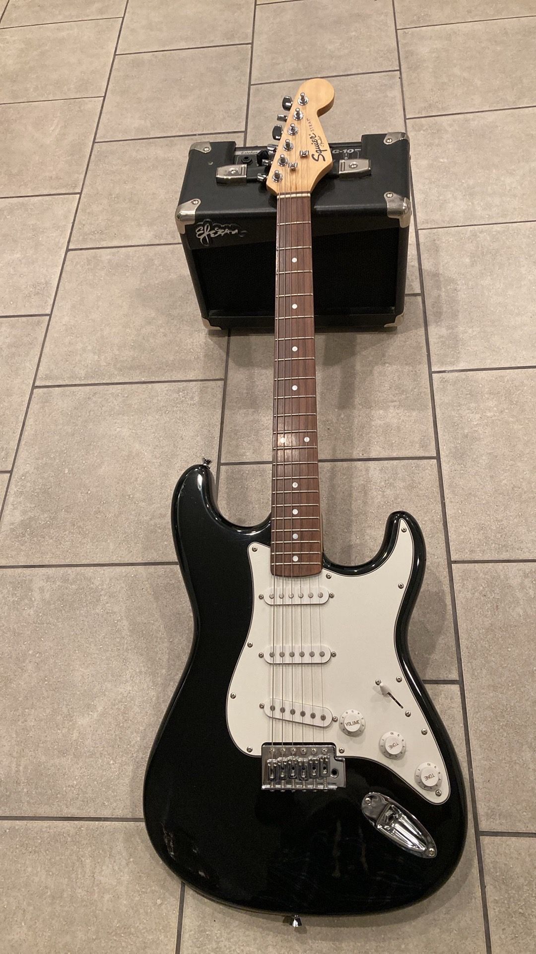 Squier Stratocaster SE & Esteban Guitar Amp