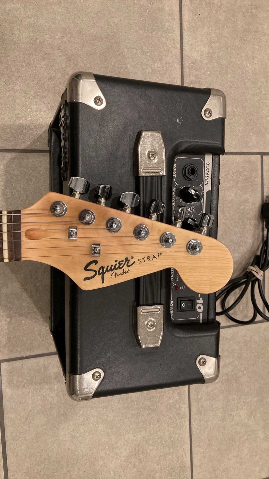 Squier Stratocaster SE & Esteban Guitar Amp - photo 2