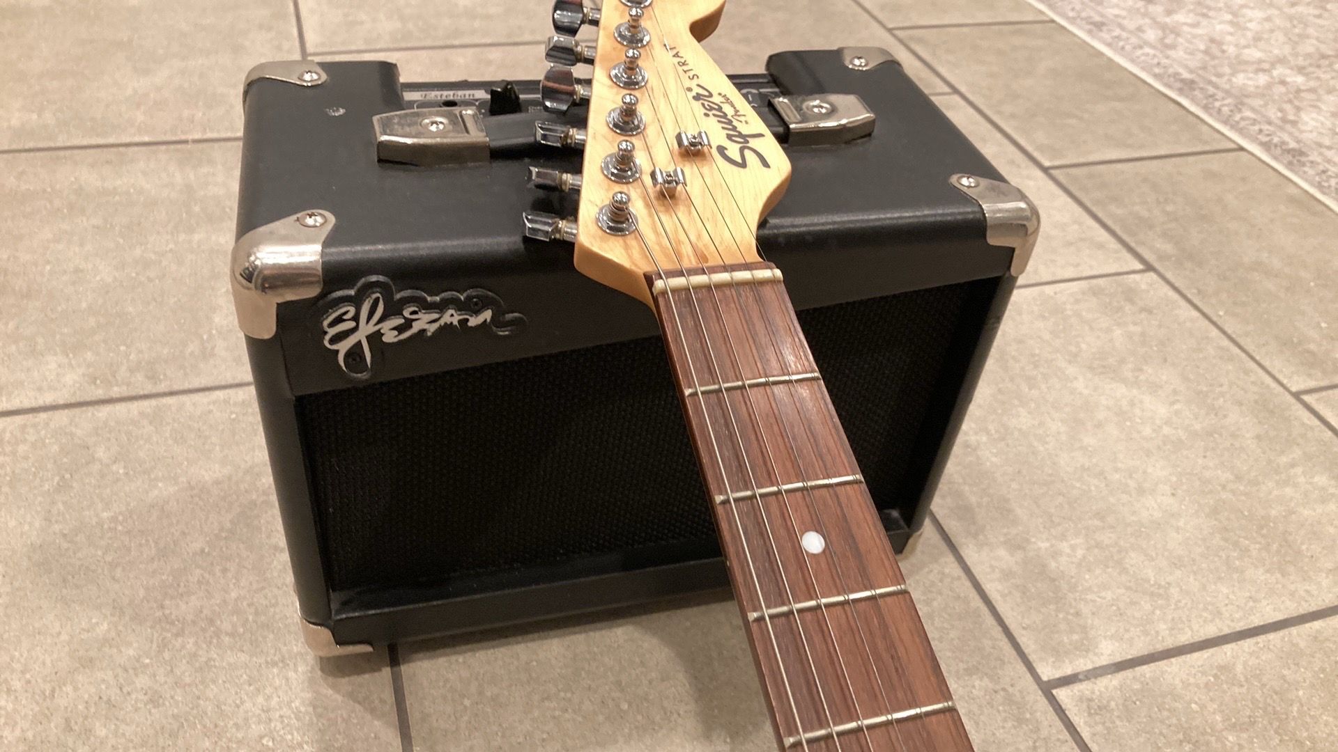 Squier Stratocaster SE & Esteban Guitar Amp - photo 3
