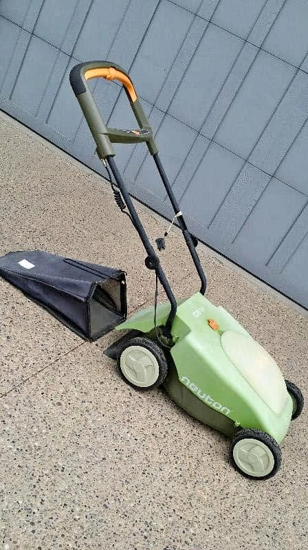CORDLESS 2-IN-1 MULCHING & BAGGING LAWNMOWER!! *(Needs A Battery