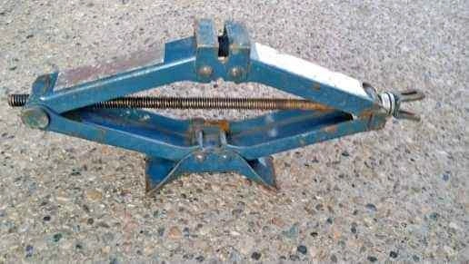CAR JACK / SCISSOR JACK / CAR JACK LIFT (Comes As Shown)