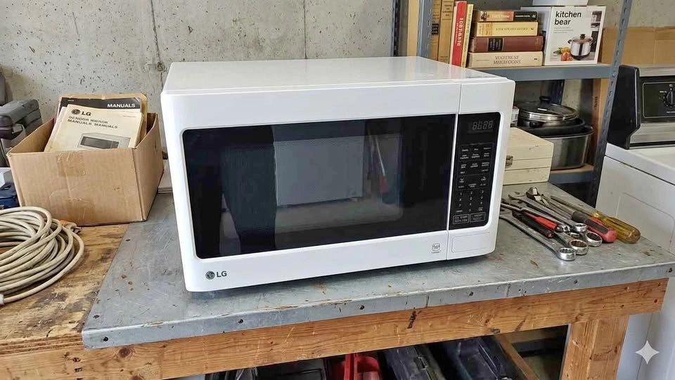 LG 1.5 cu ft Countertop Microwave - 1100W