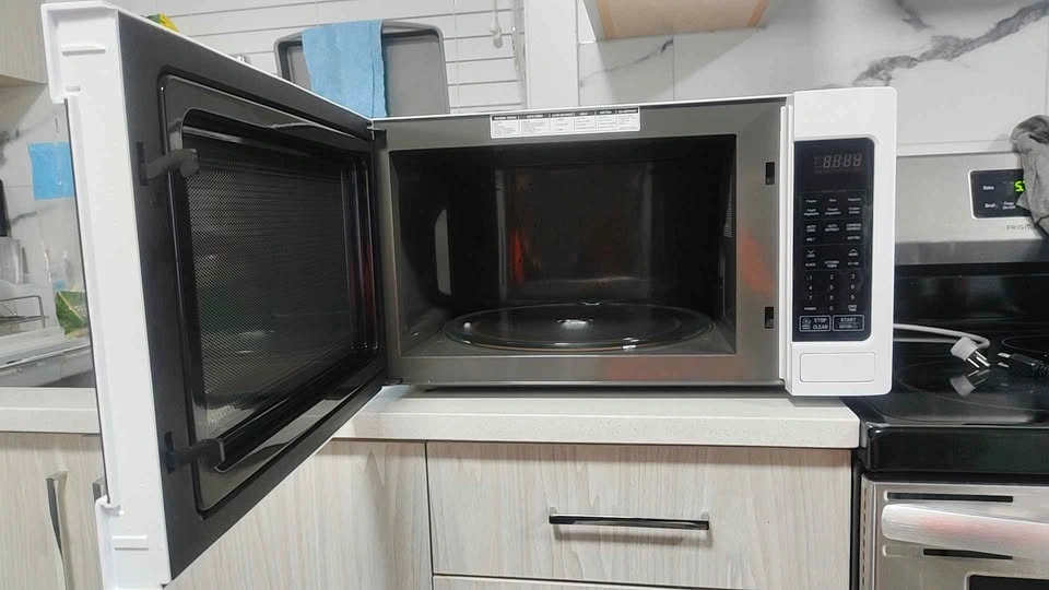 LG 1.5 cu ft Countertop Microwave - 1100W - photo 2